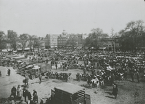 863622 Overzicht van de veemarkt op de noordoostzijde van het Vredenburg te Utrecht. N.B. Het betreft vermoedelijk een ...